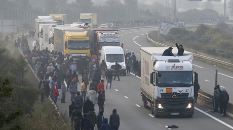 Migrants sur la rocade de Calais en octobre 2015
