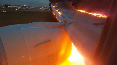 Singapour : Quelques instants après un atterrissage d’urgence, l’aile d’un Boeing prend feu (VIDEO)