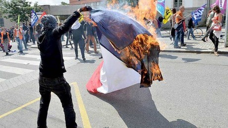 Rennes : il se brûle en mettant le feu à un drapeau français