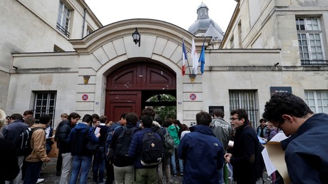 L'uniforme, le drapeau et l'hymne à l'école de retour à l'Assemblée Nationale