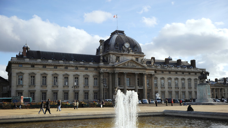 Paris : un homme en djellaba crée une vague de panique devant l'Ecole militaire