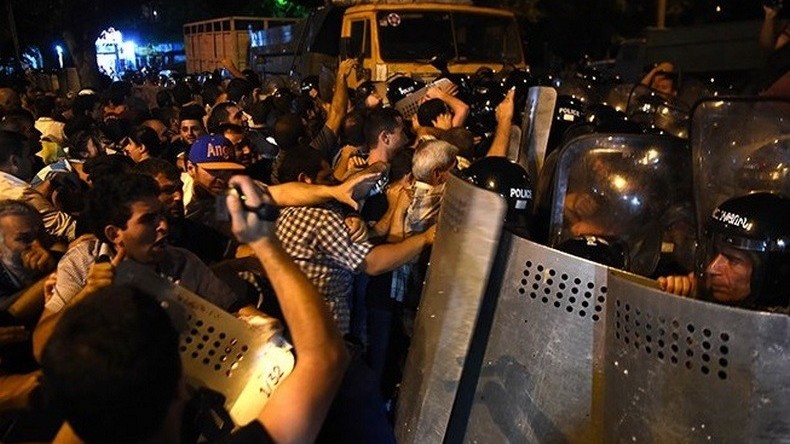 Arménie : violents affrontements entre policiers et manifestants à Erevan (VIDEO)