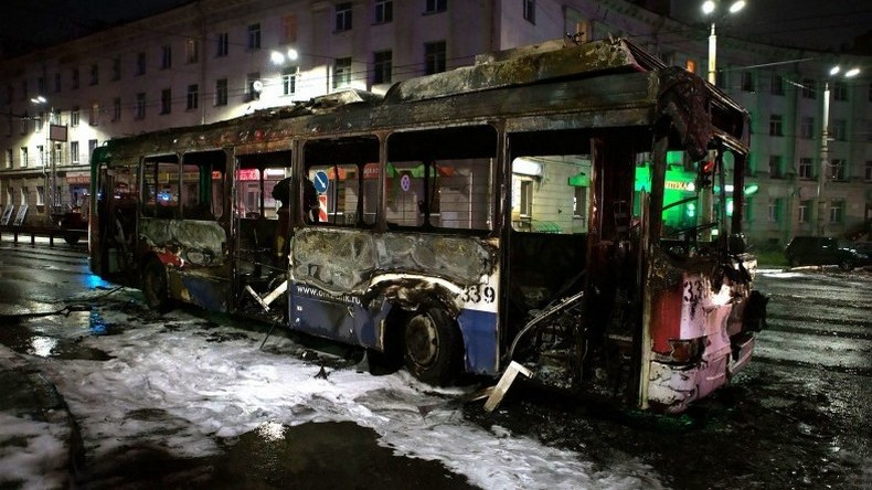 Russie : un coup de foudre embrase un autobus (VIDEOS)