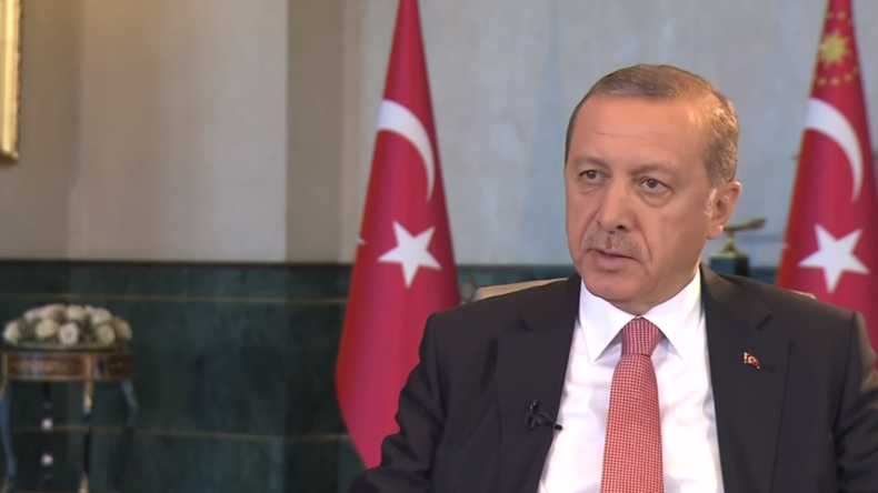 Bras de fer entre Ankara et Bruxelles : Erdogan menace de briser l'accord sur les migrants