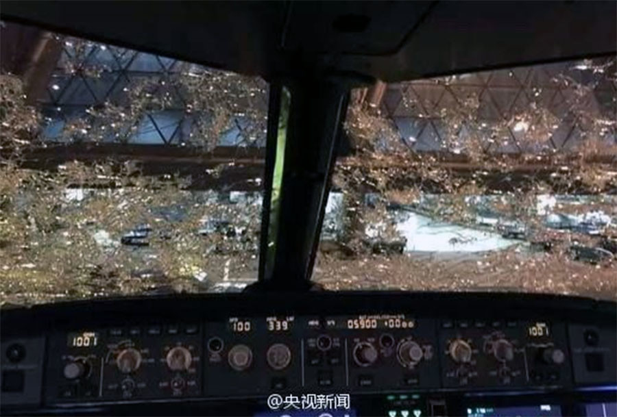 Des trous dans le pare-brise d’un avion n’empêchent pas les pilotes chinois d’atterrir (PHOTOS)