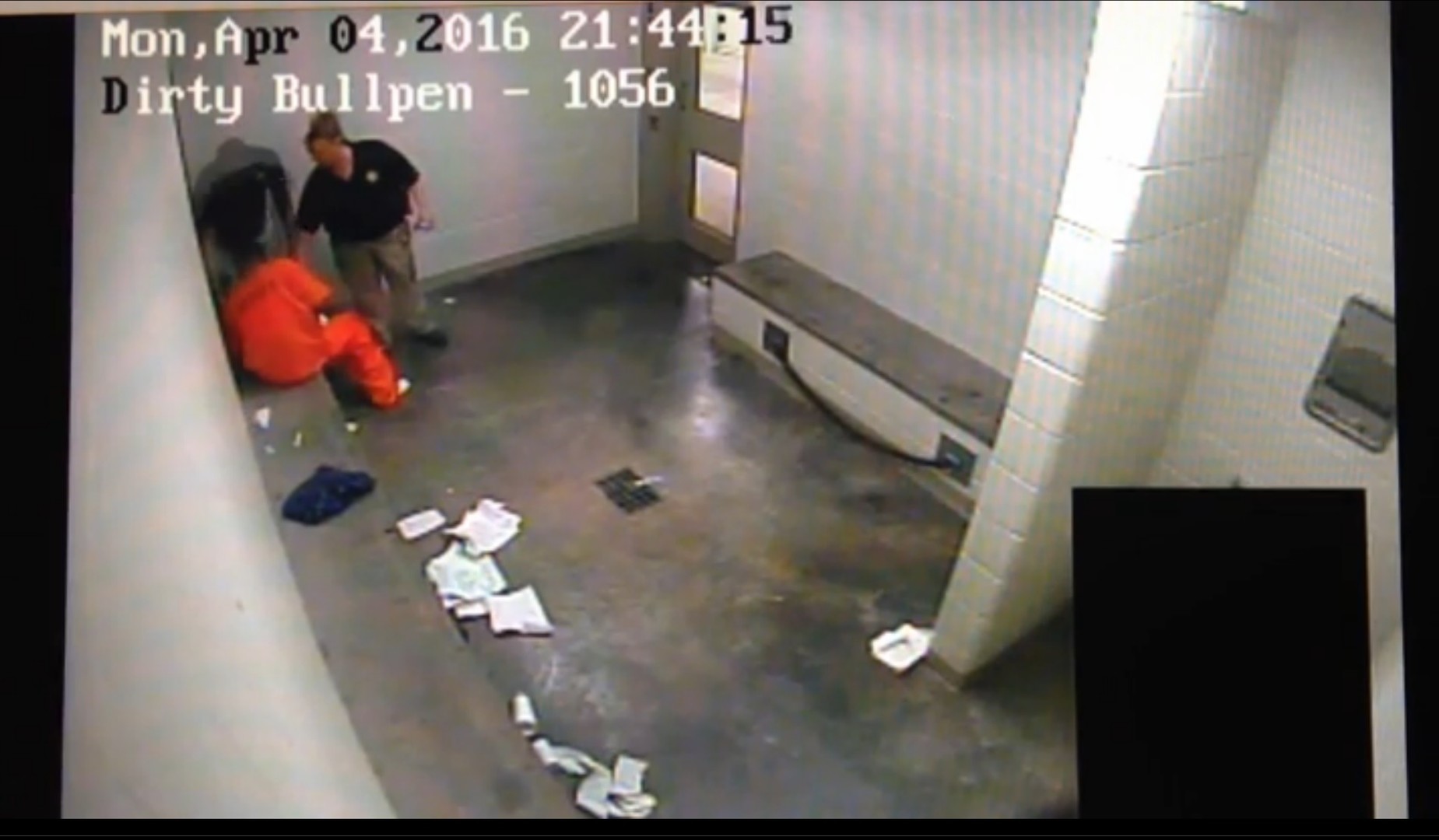 Etats-Unis : une vidéo choquante montre un gardien de prison tuant un détenu noir par strangulation