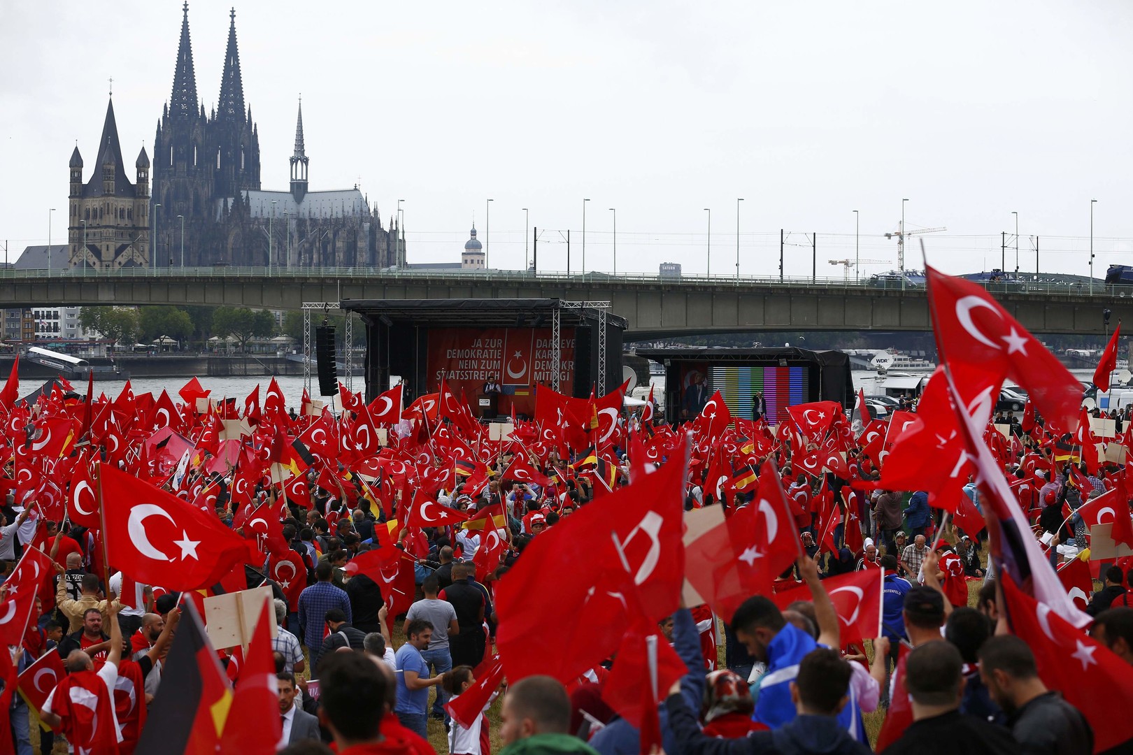 Allemagne : 40 000 personnes dans les rues de Cologne pour soutenir Erdogan (PHOTOS, VIDEOS)