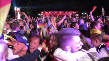 Les Berlinois fous de joie après la victoire de leur équipe contre l’Italie lors de l’Euro