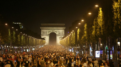 Euro 2016 : incidents entre supporters et forces de l'ordre sur les Champs-Elysées (PHOTOS)