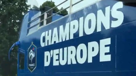 Le bus de l'éventuelle célébration des Bleus apperçu sur la route avant France-Portugal (VIDEO)