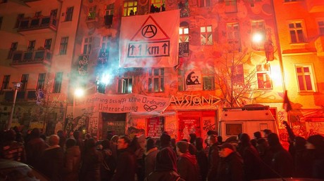 Berlin : 123 policiers blessés dans une manifestation contre l'expulsion de squatteurs (IMAGES)