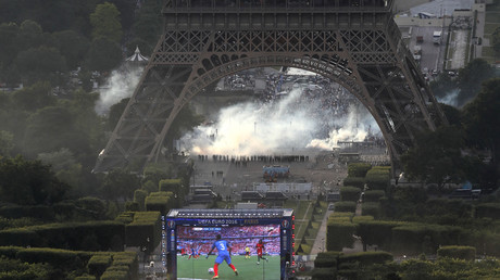 Fortes tensions autour de la fan-zone de Paris durant le match France-Portugal (IMAGES)