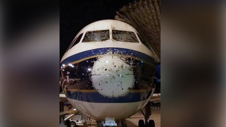 Des trous dans le pare-brise d’un avion n’empêchent pas les pilotes chinois d’atterrir (PHOTOS)