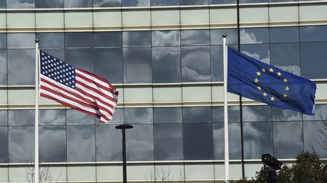 Les drapeaux de l'Union Européenne et des Etats-Unis 