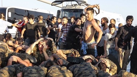 Turquie : Après la tentative de coup d'Etat, des militaires putschistes lynchés dans la rue (IMAGES)