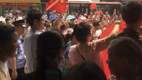 Des Chinois brisent des iPhones et manifestent devant KFC pour dénoncer «l'impérialisme américain»