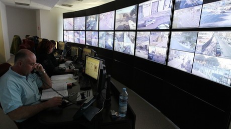 Des agents de vidéosurveillance scrutent les rues de Nice