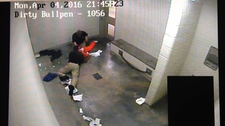 Etats-Unis : une vidéo choquante montre un gardien de prison tuant un détenu noir par strangulation
