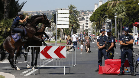 Des policiers deux jours après l'attentat de Nice sur la Promenade des Anglais 