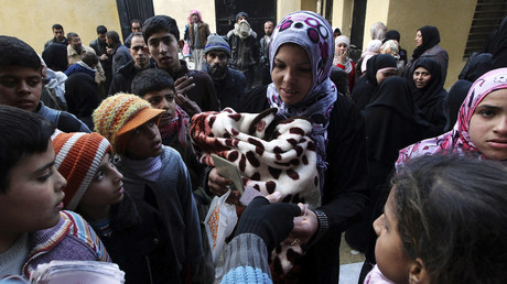 Des habitants d'Alep se voient distribuer de l'aide humanitaire