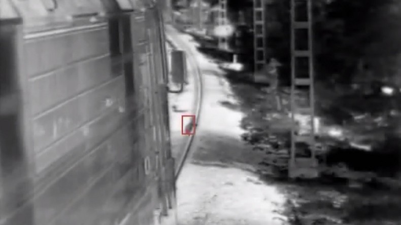 Russie : flânant sur les rails, un enfant sauvé in extremis à l'approche d'un train (VIDEO CHOC)