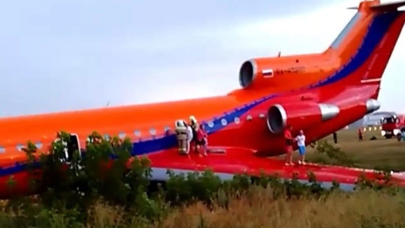 Russie : un avion rate son atterrissage et sort de la piste sans faire de victimes (IMAGES)