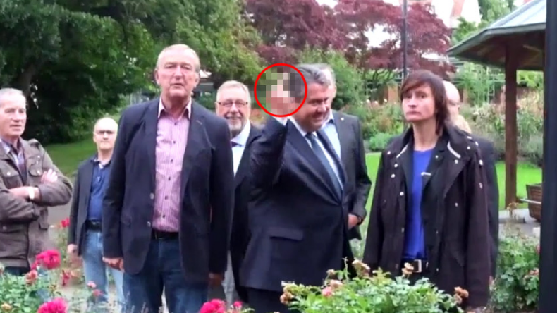 Allemagne : le vice-chancelier fait un doigt d'honneur à des militants d'extrême droite (VIDEO)