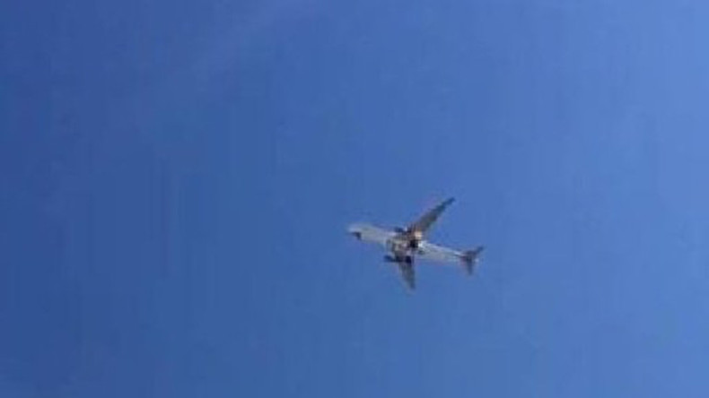 Un avion de Qatar Airways atterrit en urgence à Istanbul après qu'un moteur a pris feu (VIDEOS)