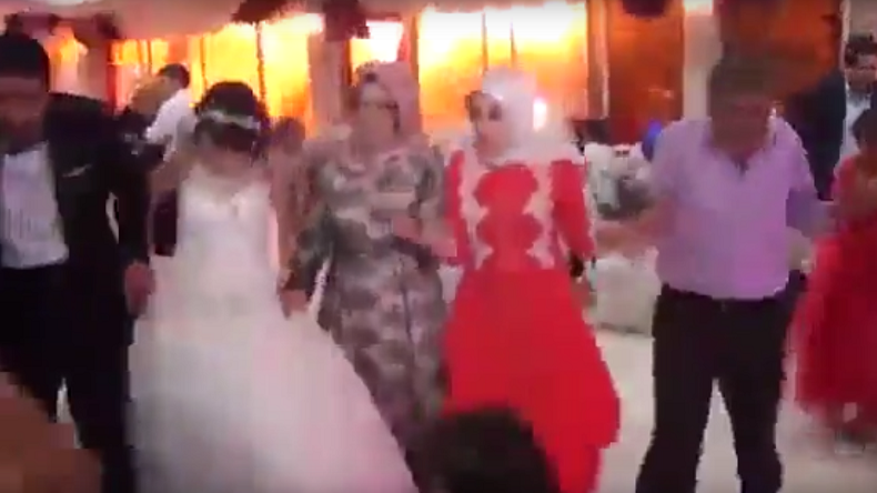 Turquie : l'attentat à la voiture piégée filmé lors d'une cérémonie de mariage (VIDEO CHOC)