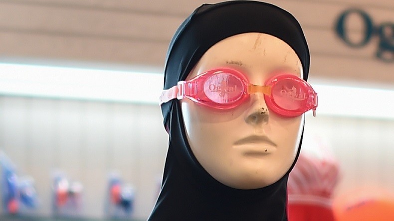 Christian Estrosi demande plus de fermeté contre le burkini, la polémique s'expatrie