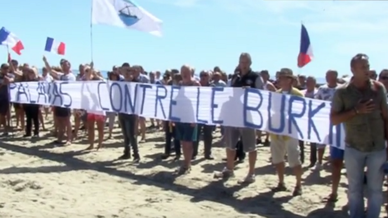Palavas-les-Flots : 200 manifestants demandent l'interdiction du burkini sur la plage (VIDEO)