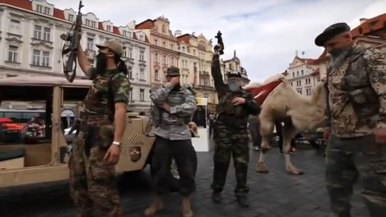 Prague : des militants anti-migrants singent une fausse attaque de Daesh... avec un chameau (PHOTOS)