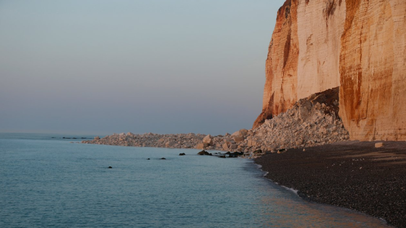 Éboulement de falaise en Normandie : ce moment où s'écroulent 50 000 mètres cubes de roches (VIDEO)