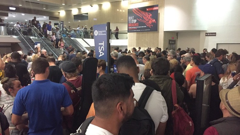 Une fausse alerte déclenche une panique absolue à l'aéroport de Los Angeles (PHOTOS, VIDEOS)