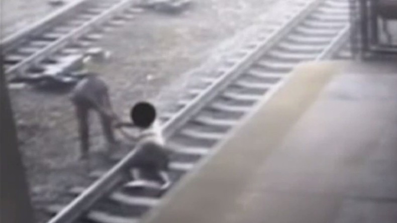 Images stressantes du sauvetage in extremis d’un homme sur une voie ferrée (VIDEO)