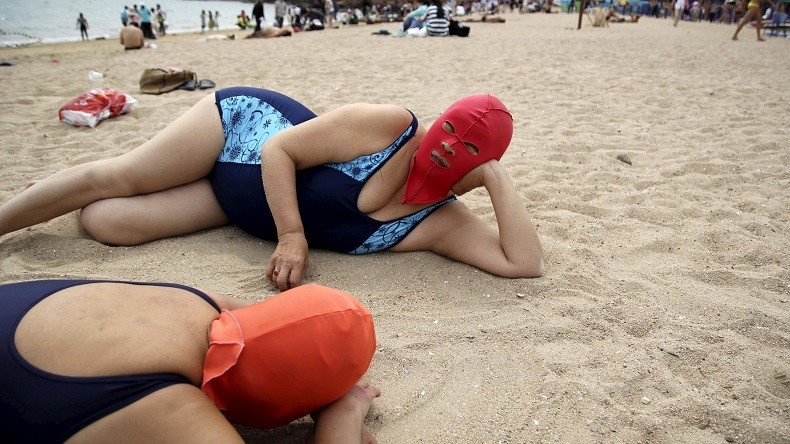 «Il y a pire que le burkini» : des internautes dénoncent un double standard avec le facekini chinois