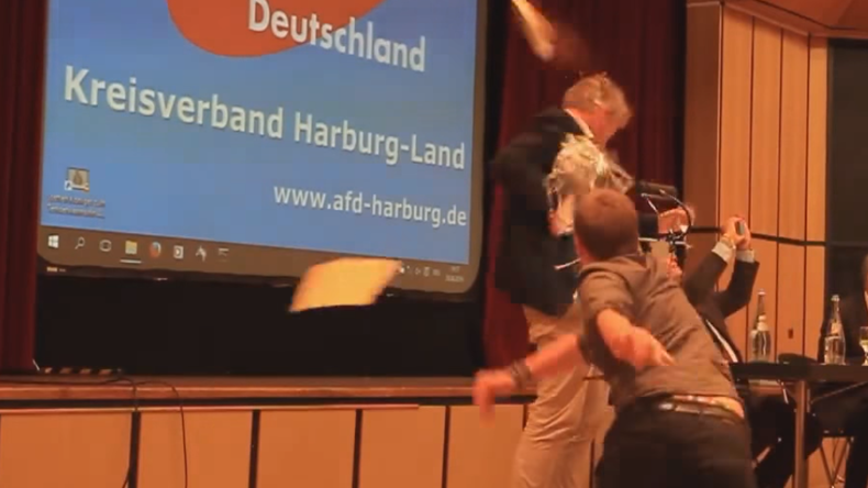 Allemagne : un leader de l'AfD entarté par un gâteau volant lancé par un militant ! (VIDEO)