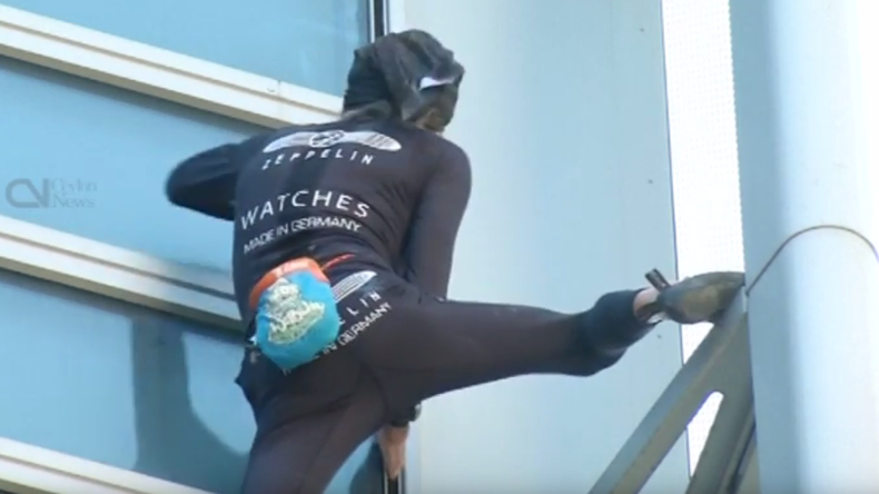 L’homme-araignée Alain Robert conquiert la tour Engie au nom de Jacqueline Sauvage (VIDEO)