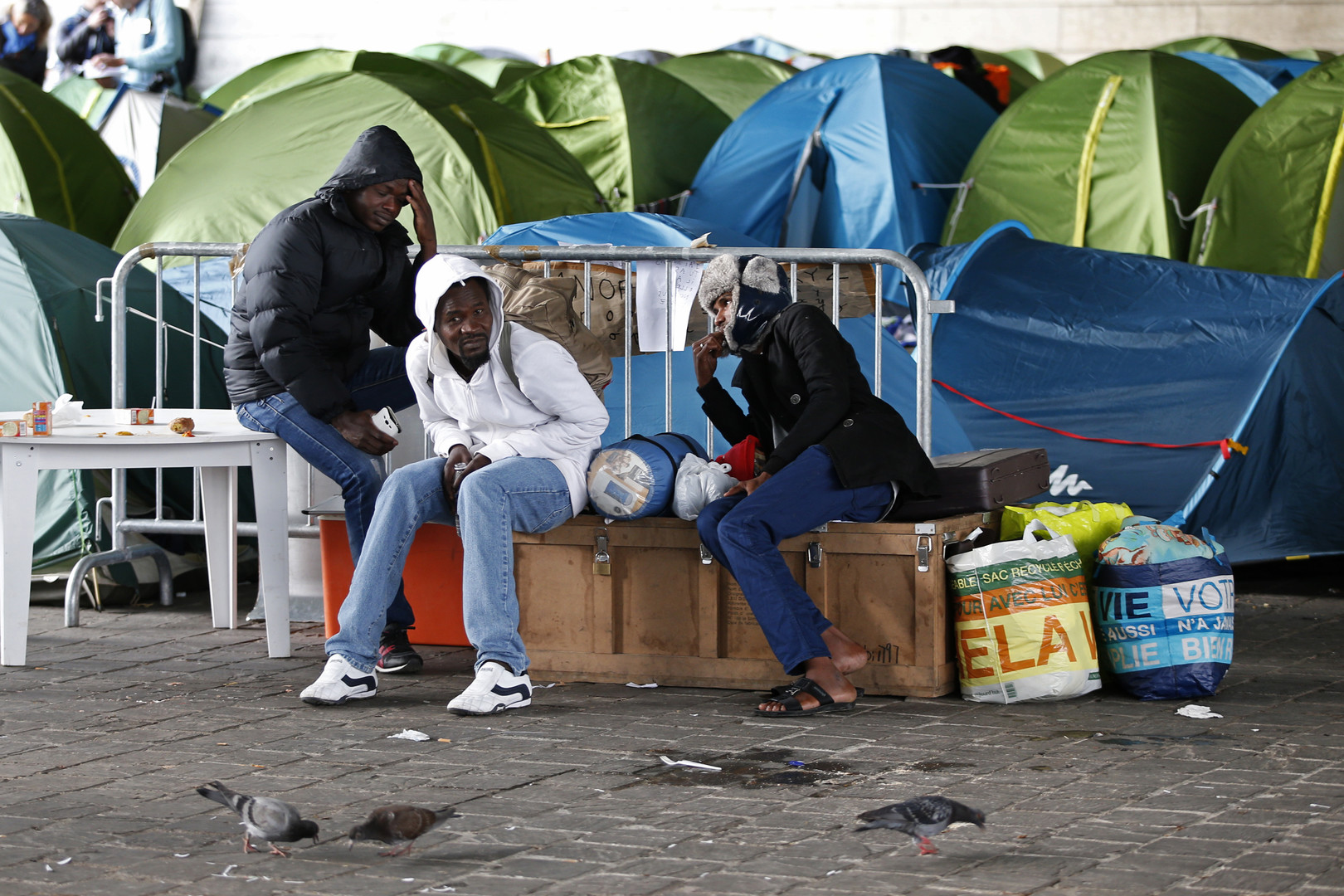 Paris : plus de 800 migrants évacués de campements dans le nord de la ...