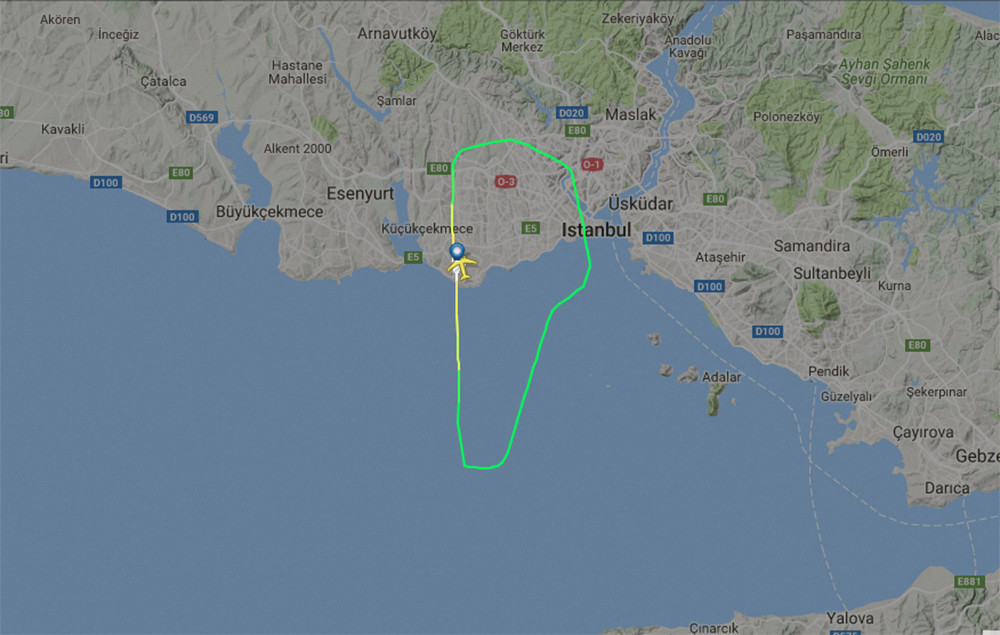 Un avion de Qatar Airways atterrit en urgence à Istanbul après qu'un moteur a pris feu (VIDEOS)