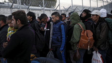 Des migrants attendent de se faire enregistrer sur l'île de Lesbos