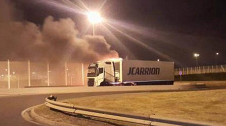 Calais : des migrants s'en prennent à un conducteur de camion avec une extrême violence (IMAGES)