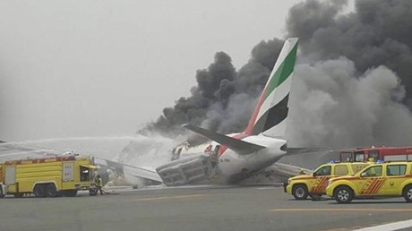 Un avion s'enflamme après son atterrissage à l'aéroport de Dubaï, sans faire de victime (VIDEO)
