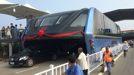 Un bus futuriste qui passe par-dessus le trafic automobile testé en Chine (PHOTOS, VIDEOS)