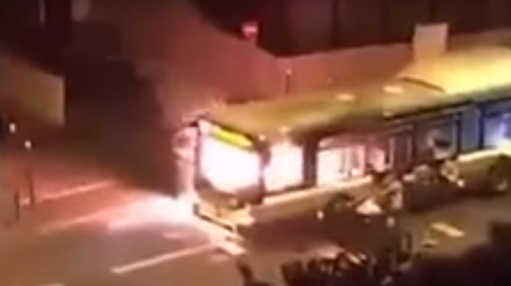 Saint-Denis : une vidéo montre un bus incendié par des jeunes avec des cocktails molotov