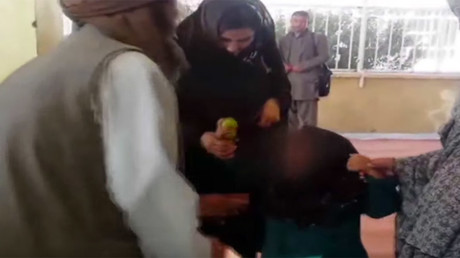 Afghanistan : un père vend sa fille de 6 ans à un imam pour une chèvre et un sac de riz (VIDEO)