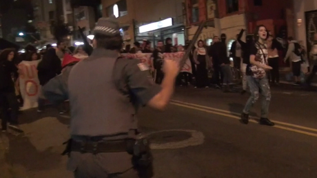 A coups de matraques et de gaz lacrymogènes, la police calme les manifestants anti-Jeux au Brésil 