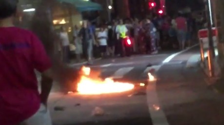 Agacé par un festival de samba au Japon, il lance six cocktails Molotov sur la foule puis se tue 