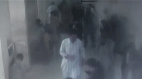 Le moment de l’attaque meurtrière devant un hôpital pakistanais 
