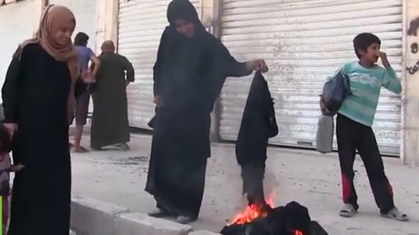 Syrie : des femmes brûlent leur burqa après la libération de Manbij des griffes de Daesh (VIDEO)
